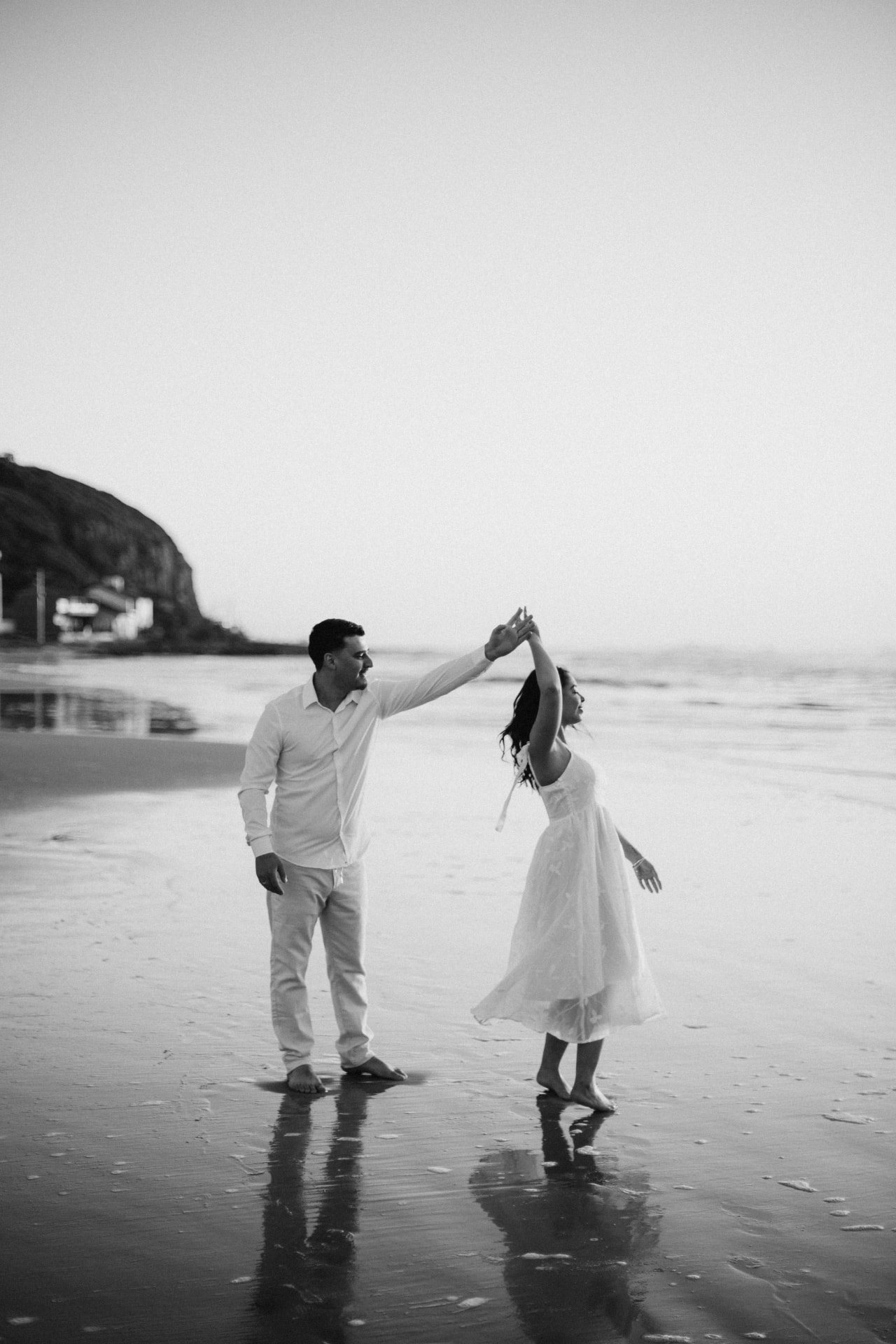 Danielle e Sérgio dançando na praia