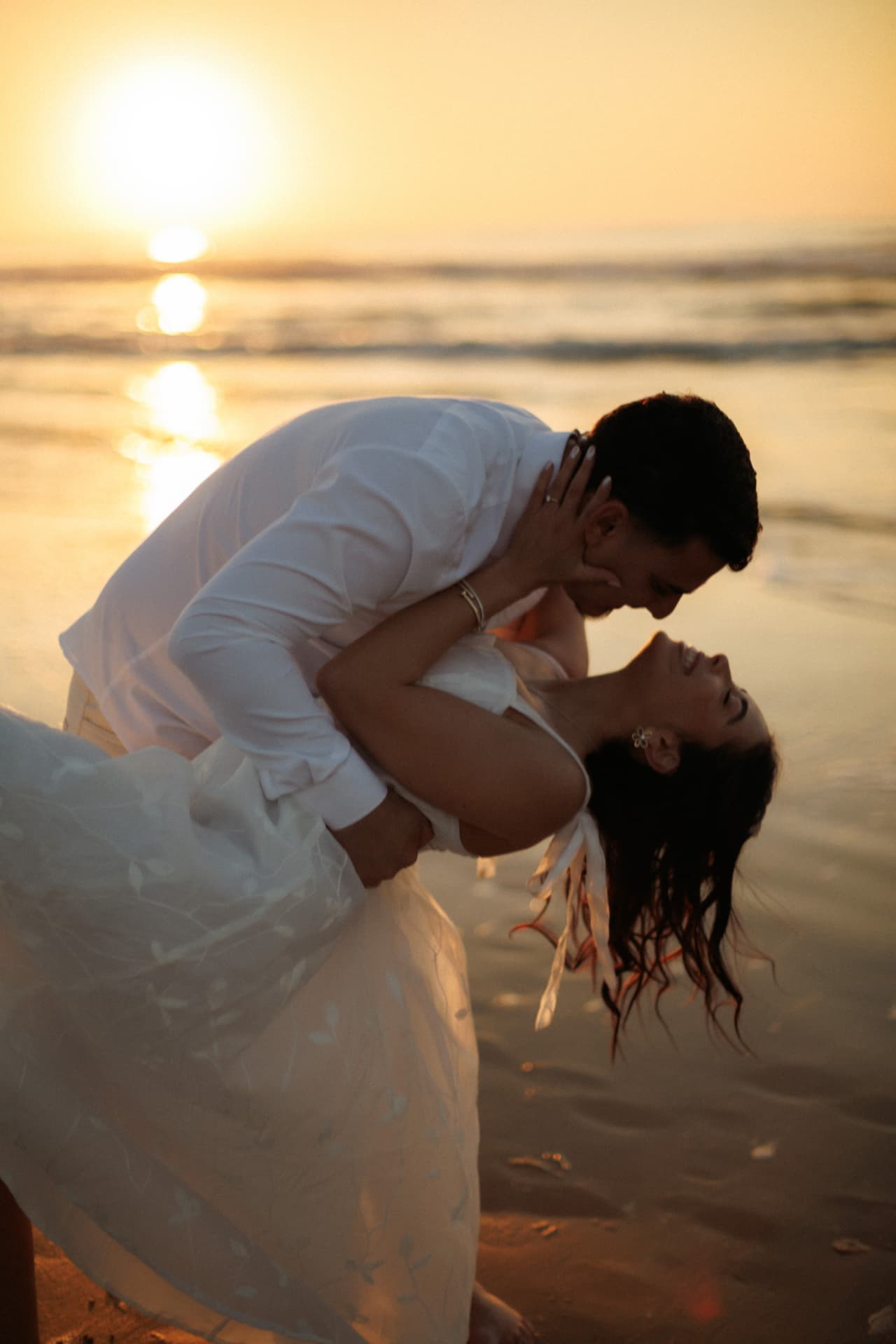 Danielle e Sérgio em um momento romântico na praia